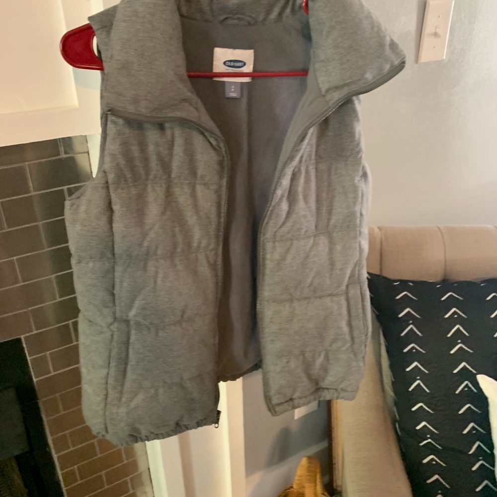 Size small. Old navy vest.